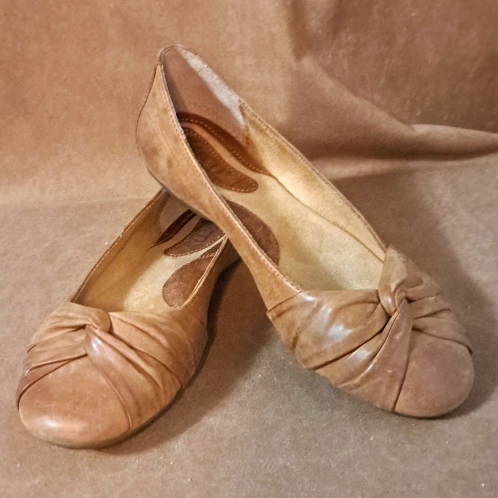 Born Leather Flats Shoes size 7 Tan slip on